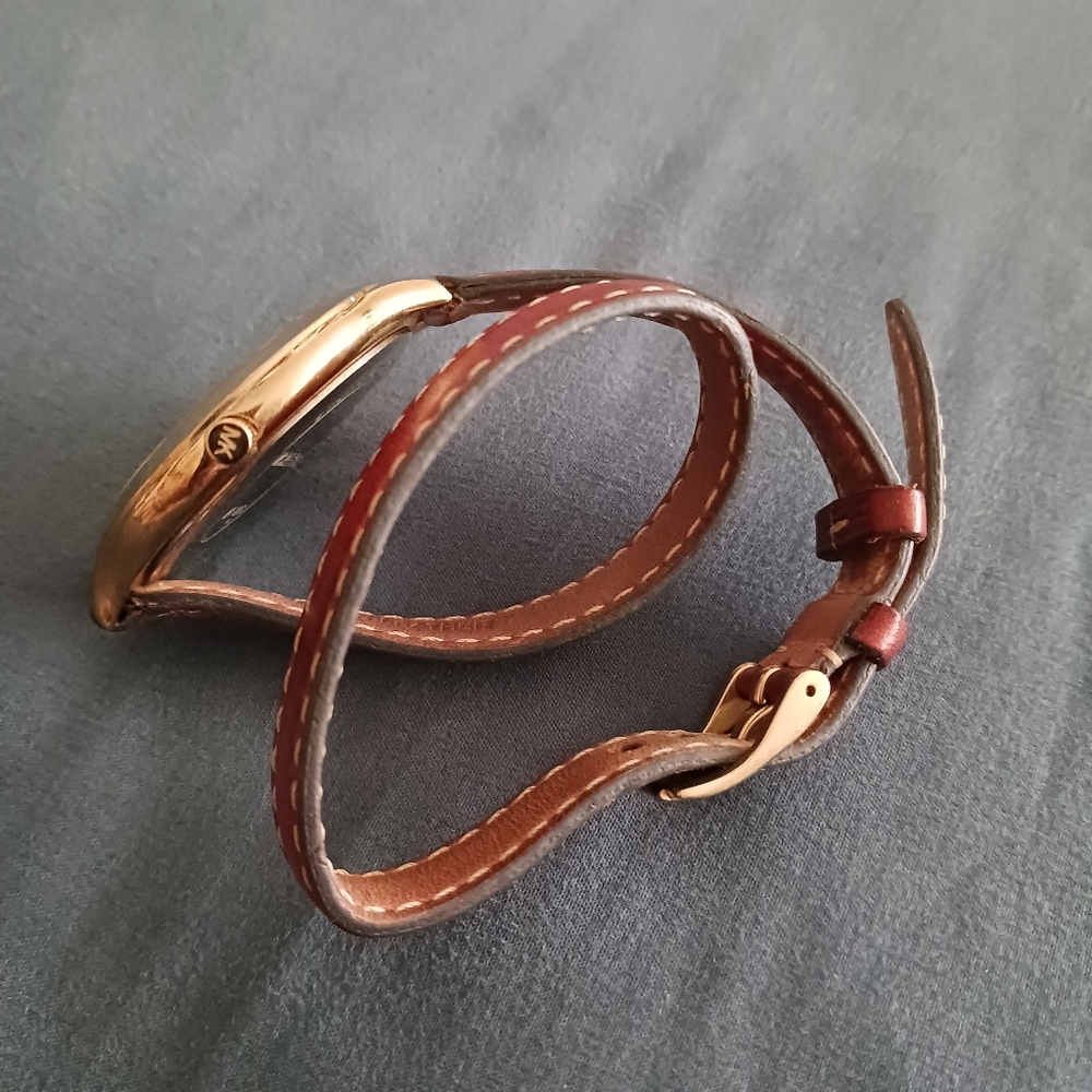 VINTAGE | MICHAEL KORS BEAUTIFUL LEATHER WRAP AROUND BRACELET - Picture 3 of 12